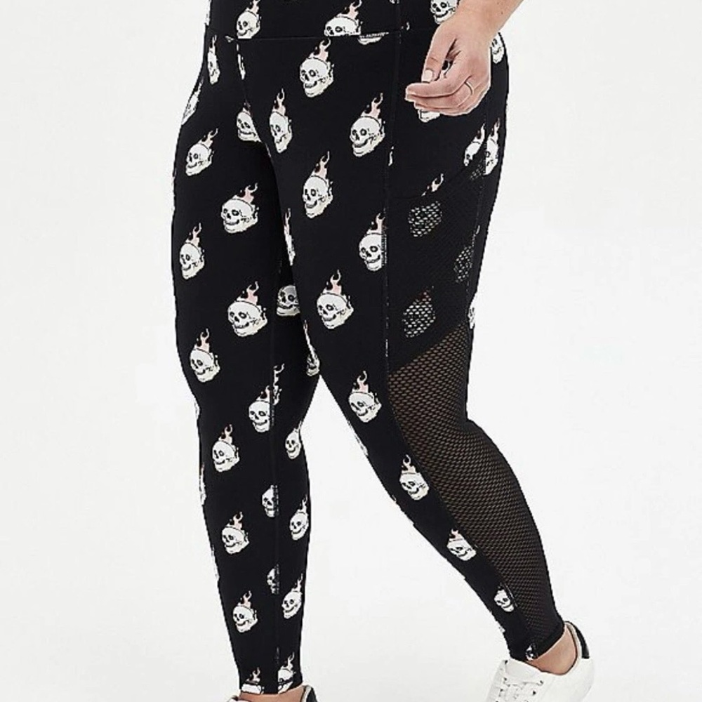 Torrid NWT Sz 1 Black Skull Print Mesh Panel Active Wear.